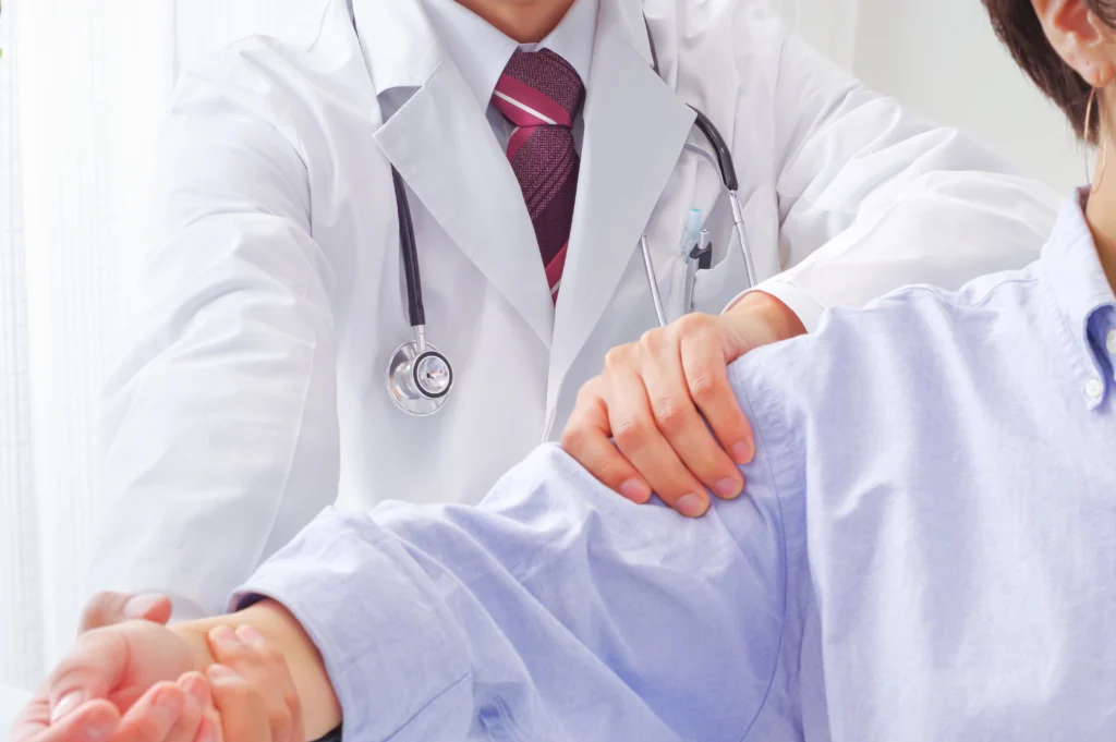 patient with medical professional about frozen shoulder