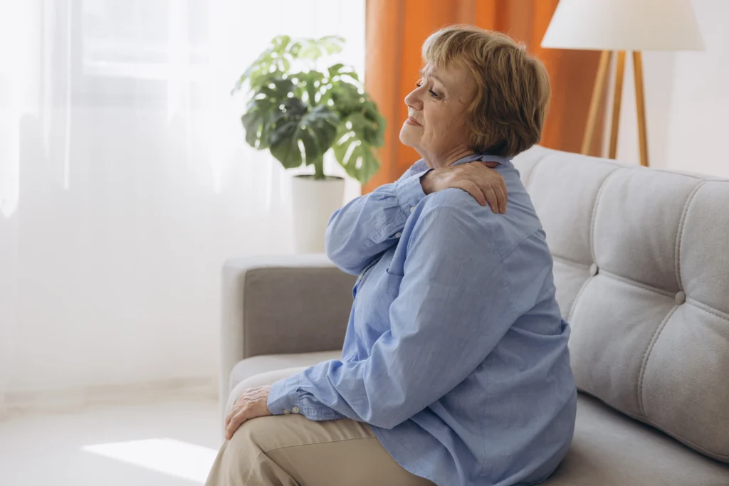 woman with shoulder pain